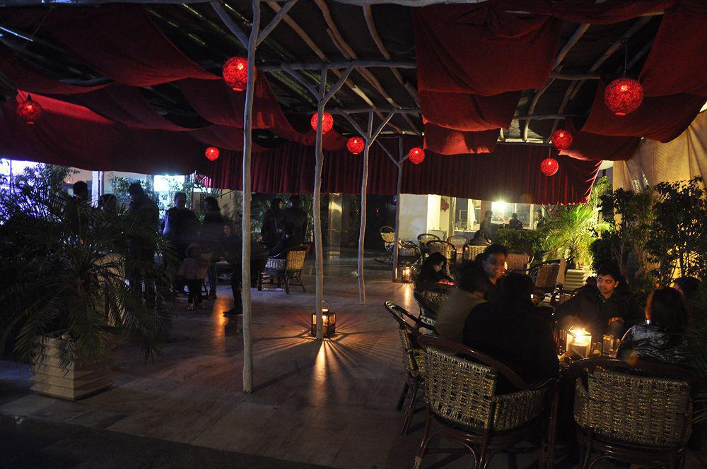 The White Klove New Delhi Bagian luar foto